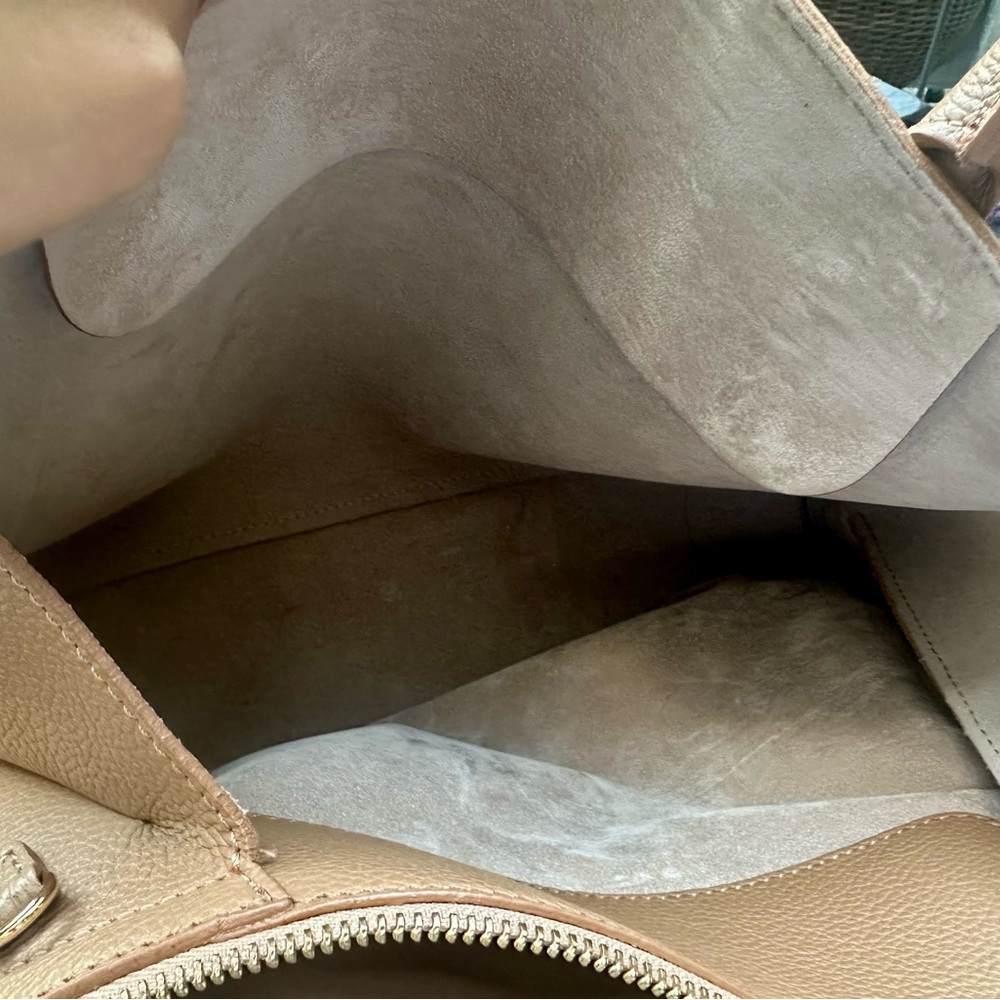 Elegant Tan Leather Handbag, perfect to carry to work, made in Italy - Picture 10 of 13